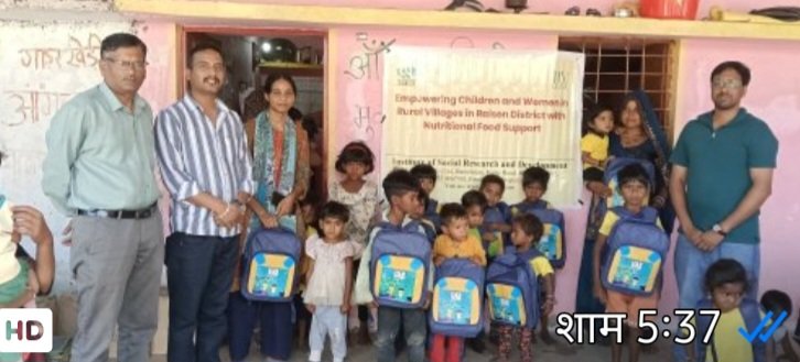 पोषण कार्यक्रम के तहत बच्चों को स्कूल बैग व अध्ययन सामग्री वितरितजरूरतमंद परिवारों को सोलर लैंप देकर स्वच्छता के प्रति किया जागरूक